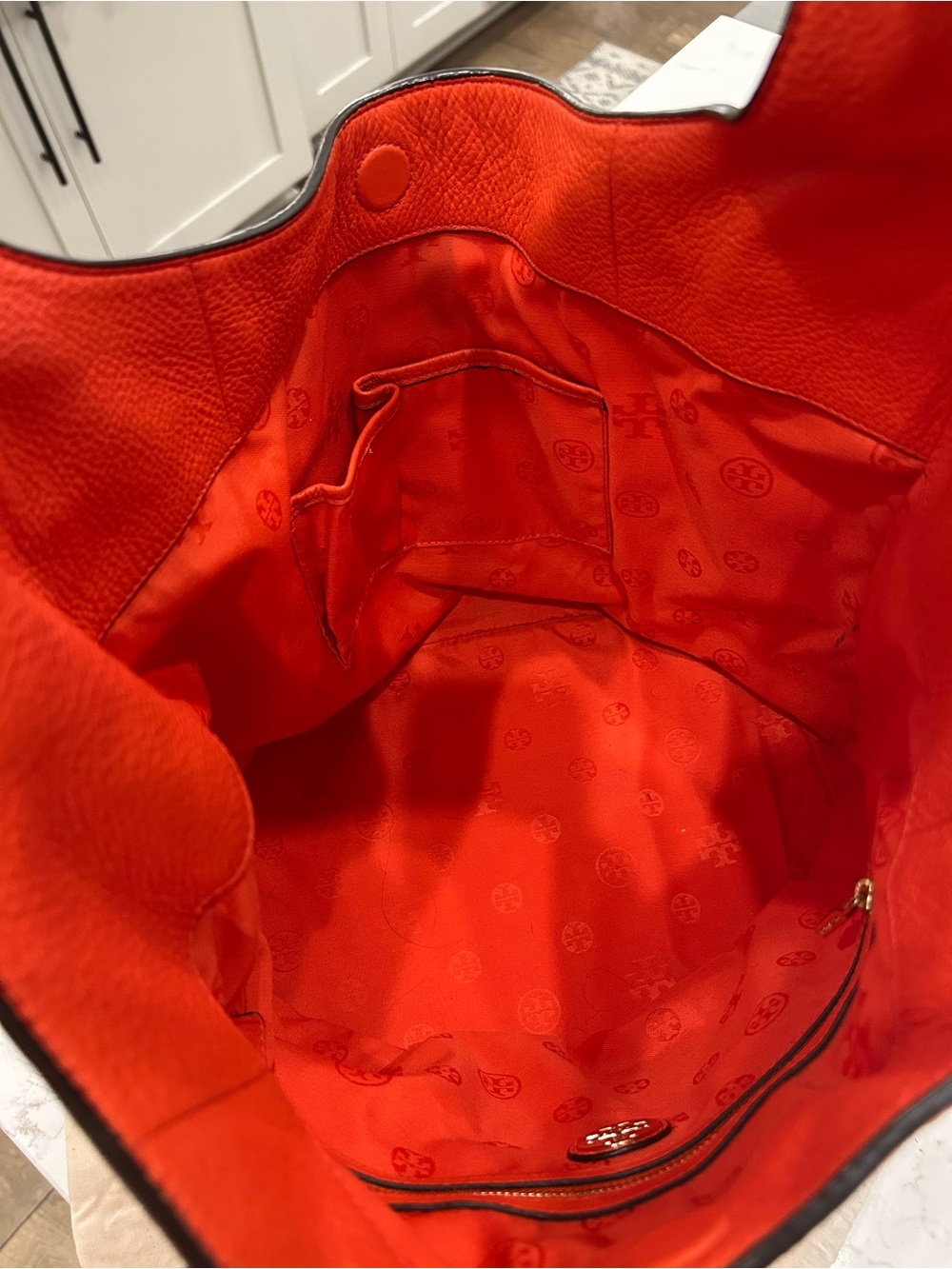 Tory Burch All T Poppy Leather Shoulder Hobo with Embossed Logo - Picture 7 of 12